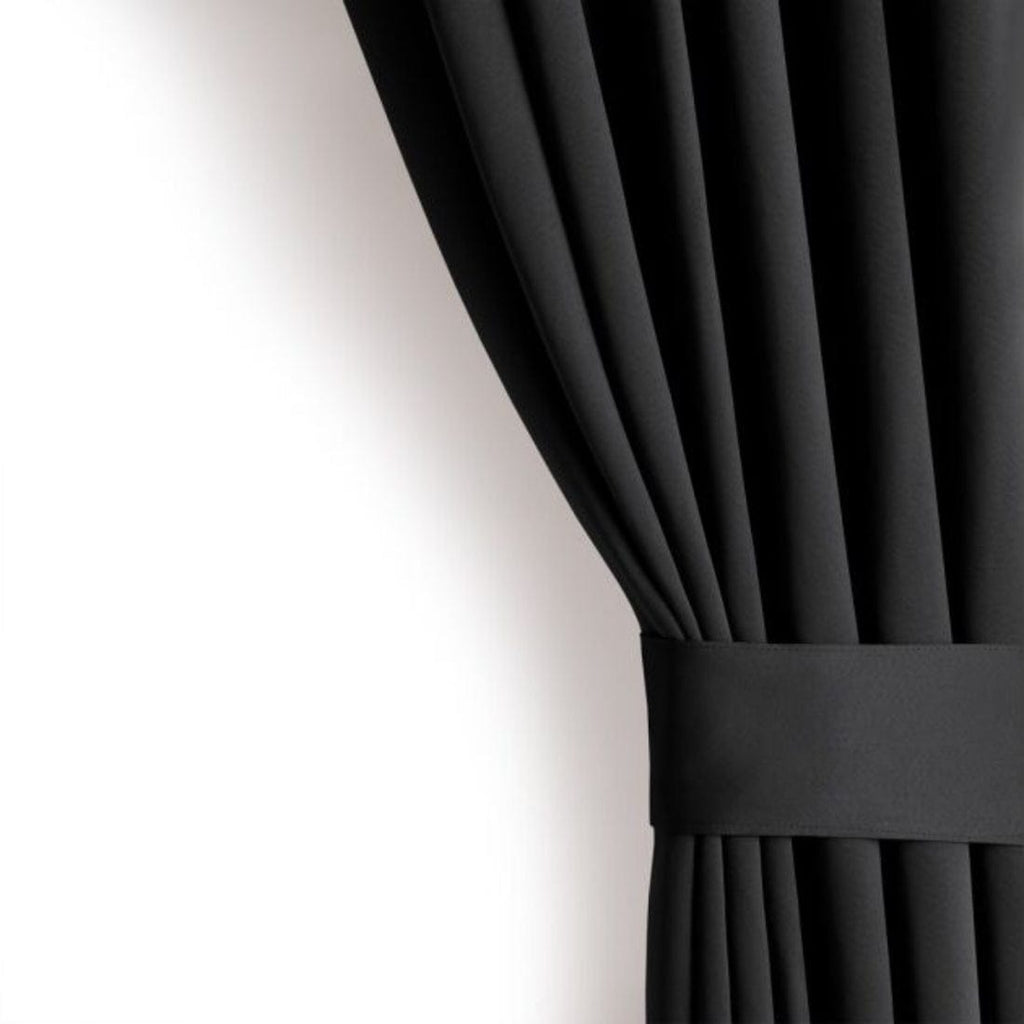 Draperie Blackout Neagra cu Inele Argintii 140x244 cm – Opacitate 90%