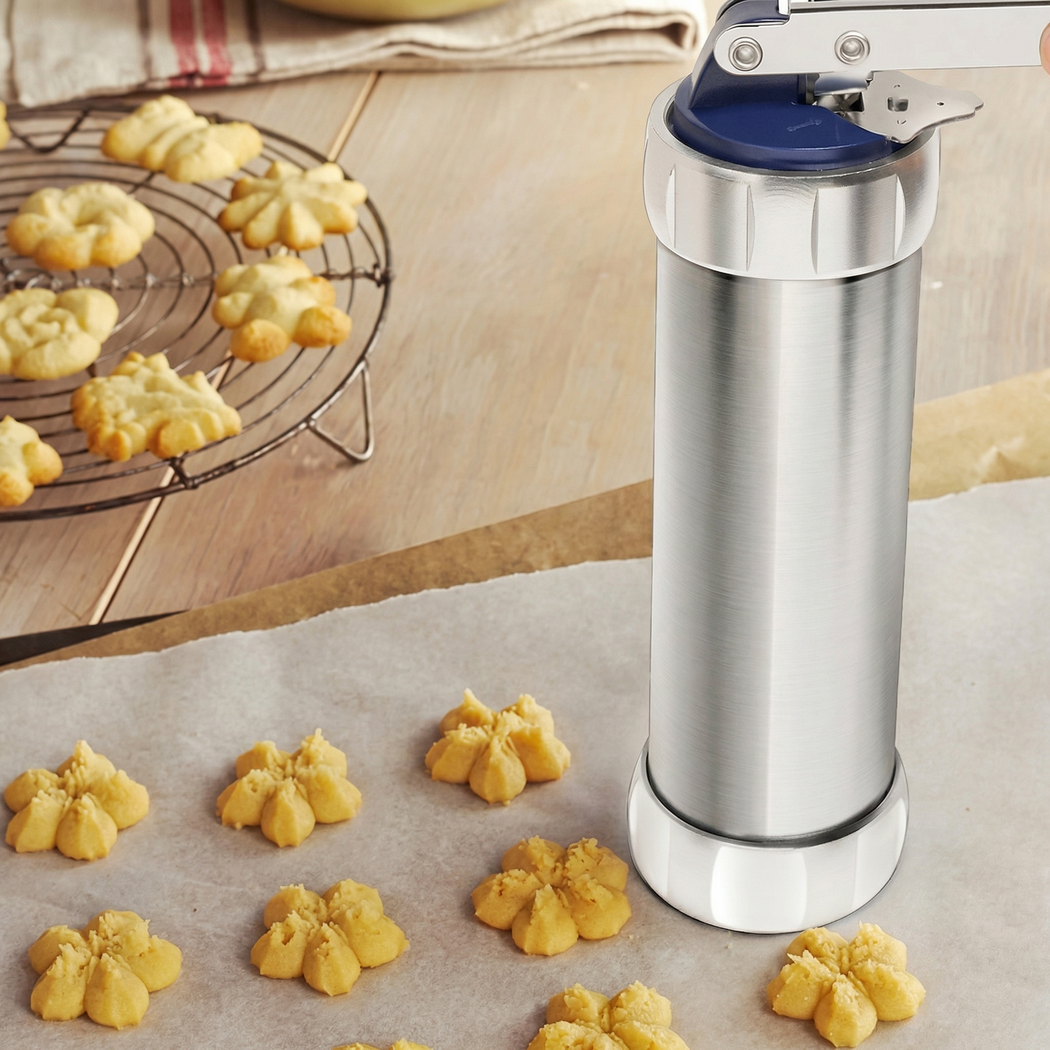 Aparat Pentru Biscuiți Și Cookie-uri cu 20 De Șabloane Și 4 Extensii Pentru Creme