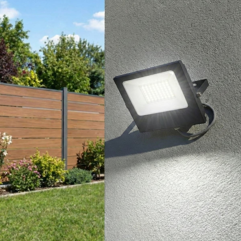 Set Complet Lampa Solara 30W cu Panou, Kit Montaj Inclus, 2 Moduri Iluminat